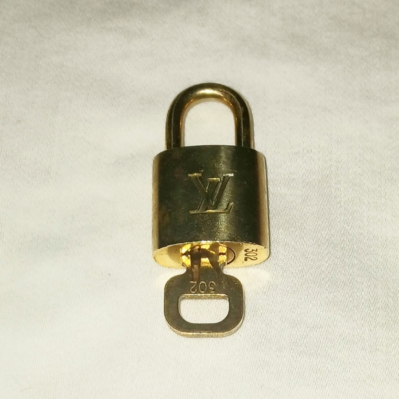 Louis Vuitton Authentic Lock and Key #302 on unbranded Chain. 16" - Picture 2 of 10